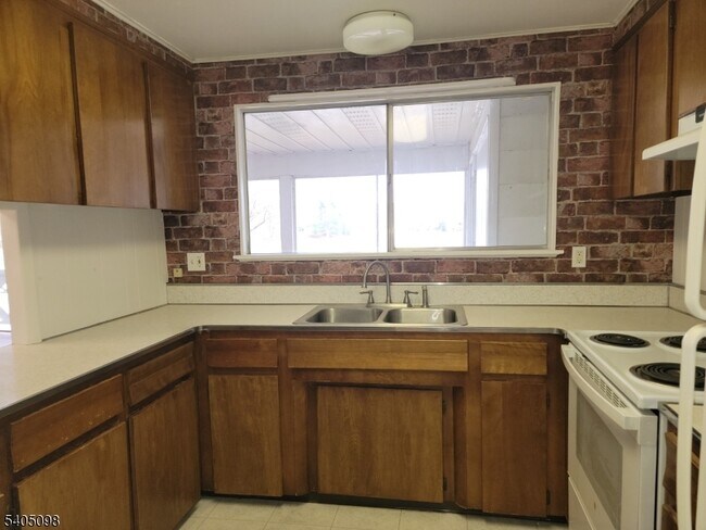 Building Photo - 106 A N Shore Point