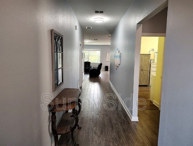 Building Photo - 1047 Oak Bluff Dr