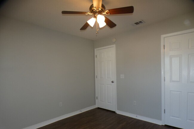Building Photo - 4-Bedroom Home On Cul-De-Sac