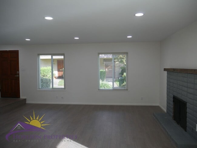 Building Photo - 3 Bed 2.5 Bath 1,380 sqft Townhome in Carm...