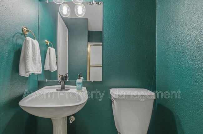 Building Photo - 4 Touchstone Dr