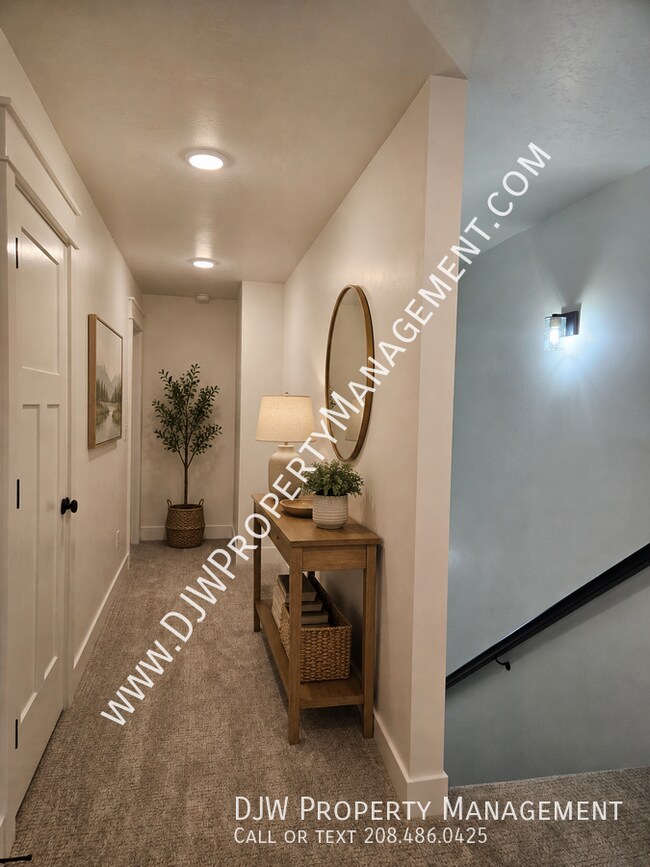 Building Photo - 1366 N Meadowglen Ave
