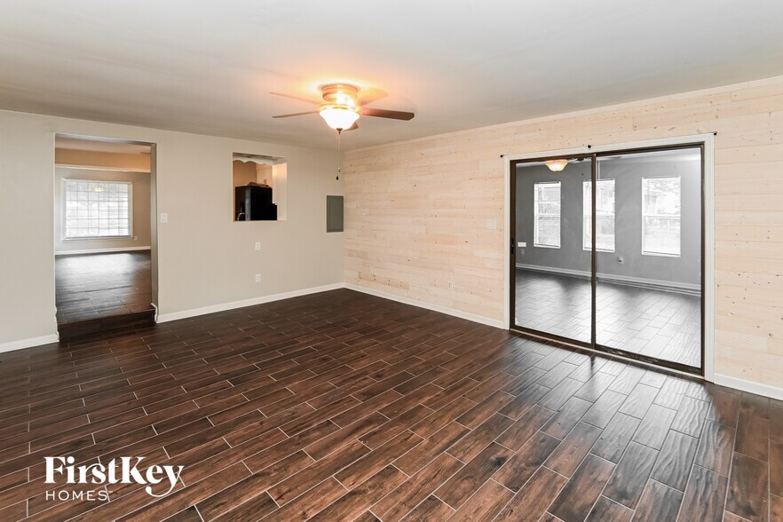 Building Photo - 901 Vickery Dr