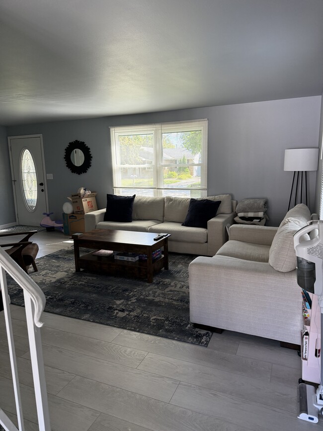 Building Photo - 817 N Hawthorne Dr