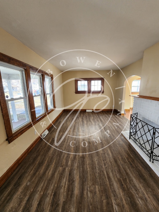 Building Photo - 3 bed 1 bath over 1200 Sq ft. and full basement!