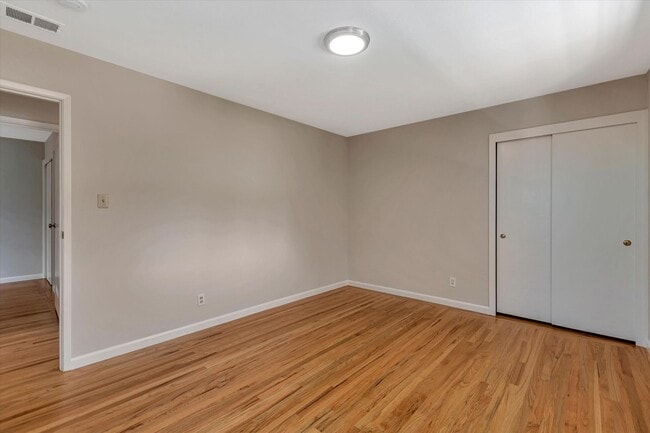 Building Photo - Beautifully Remodeled 4 Bedroom (+ bonus room and closet) 2 Bathroom Mountain View Home!