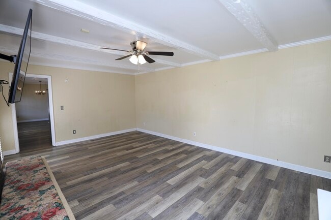Building Photo - 549 Pringle Dr