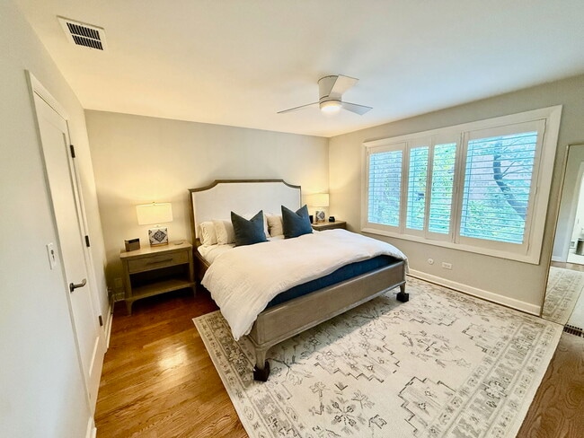 Building Photo - 747 W Dickens Ave