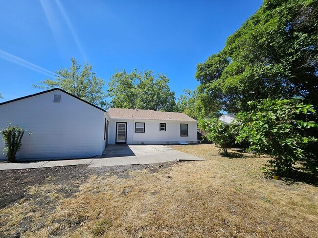 Building Photo - 3 bedroom, 2 bath Concord Home