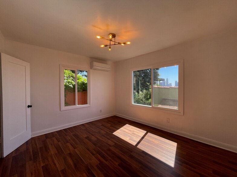 Large bedroom with walk-in closet, lots of light and views of the DTLA skyline - 1306 Montana St