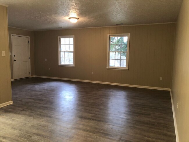 Building Photo - 515 Chateau Dr SE