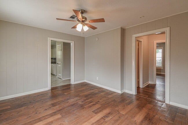 Building Photo - 208 17th Ave N