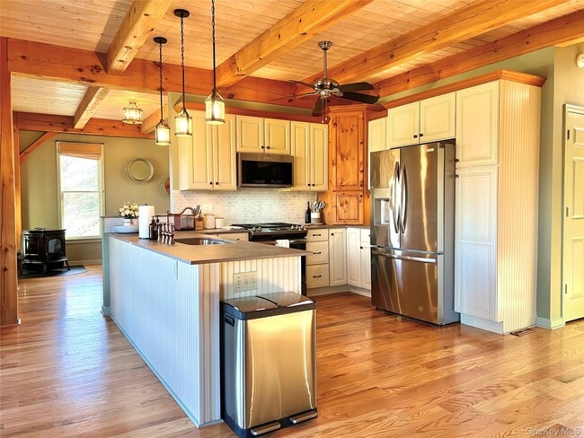 Building Photo - 7 Silo Ln