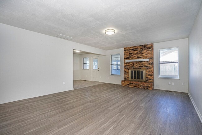 Building Photo - Corner-Lot 3Bedroom Charmer in Yukon with Fireplace & Enclosed Patio!