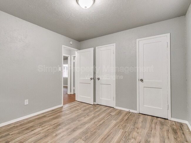 Building Photo - 409 E Hill Dr