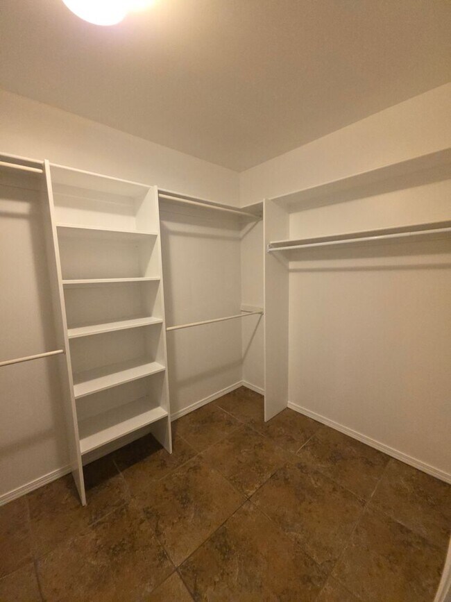 Building Photo - 401 E 11th St