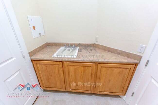 Building Photo - 9562 E Cavalry Dr