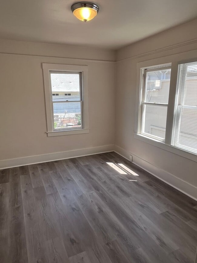 Building Photo - CUTE UPDATED APARTMENT IN DOWNTOWN SACRAMENTO!! $500 OFF FIRST MONTH'S RENT