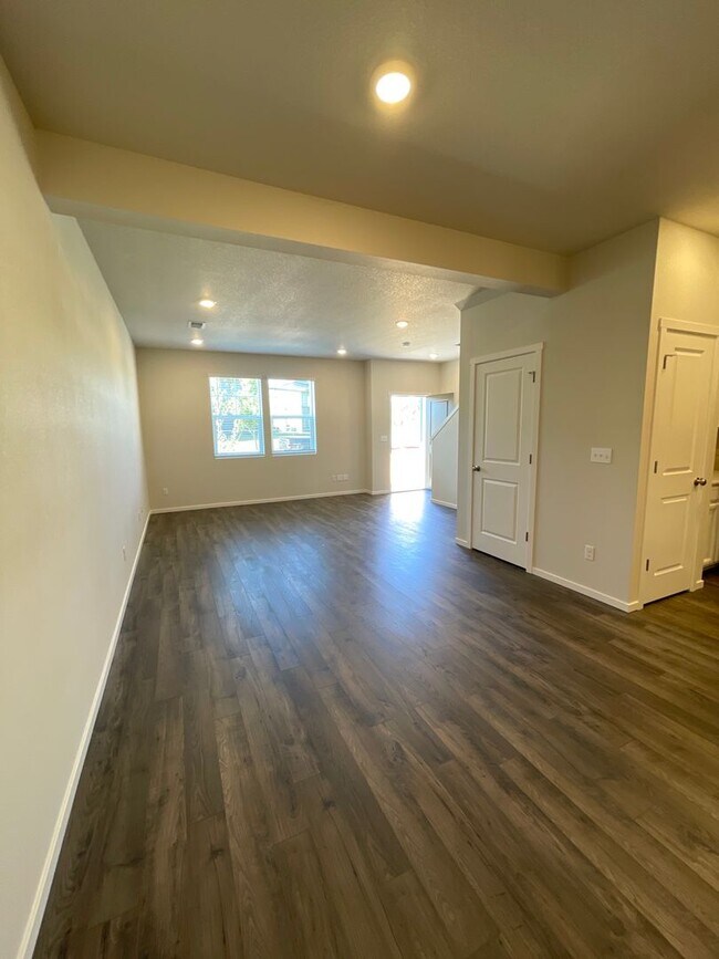 Building Photo - Town Home in NW Redmond's Canyon Ridge