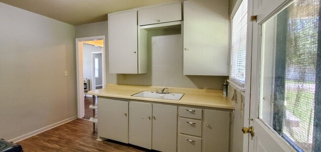 Building Photo - 2 bedroom 1 bath duplex in Shawnee