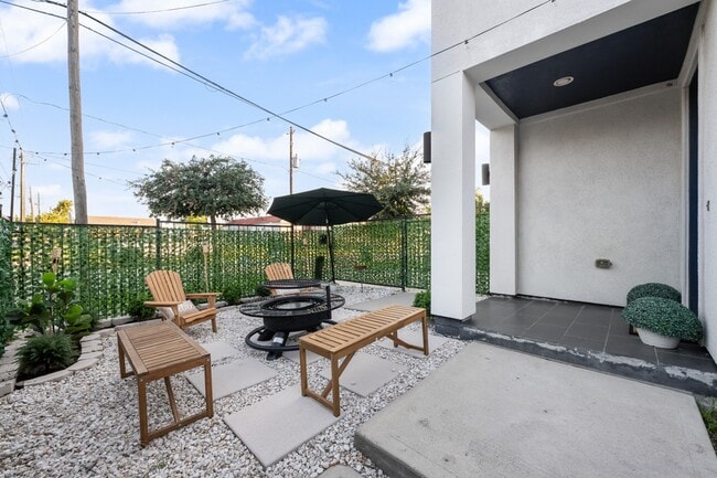 Building Photo - 717 Morris St