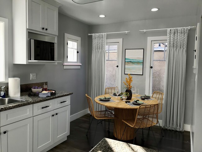 Building Photo - Lovely detached back house w/ 2car garage
