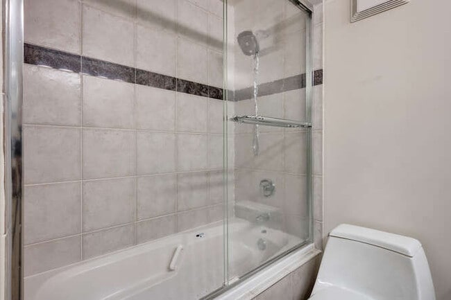 Building Photo - 111 E Chestnut St