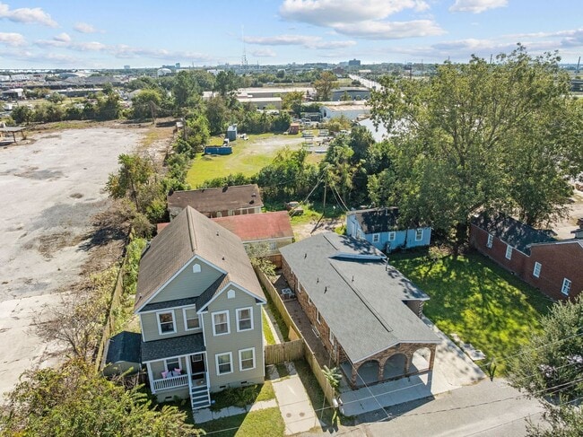 Building Photo - Charming Single-Family Home