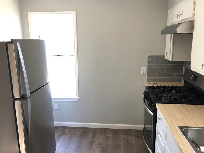 Building Photo - 3bed/1.5bath w/ Carport