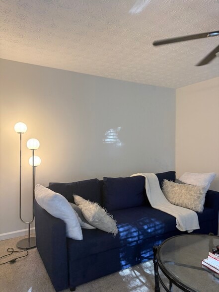 Building Photo - 380 Birchmere Close SW