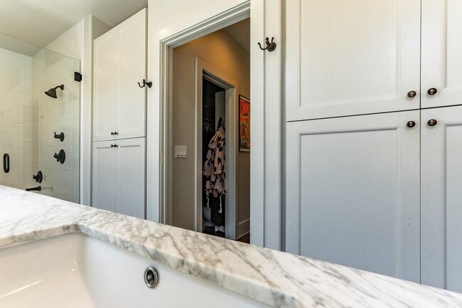 Building Photo - 206 E Live Oak St