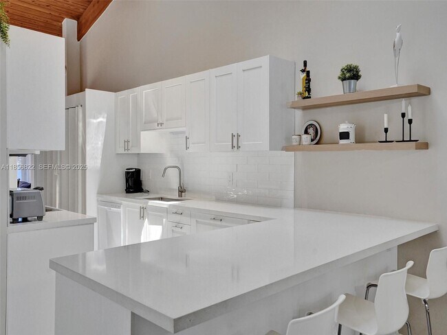 Building Photo - 2667 Parkview Dr S