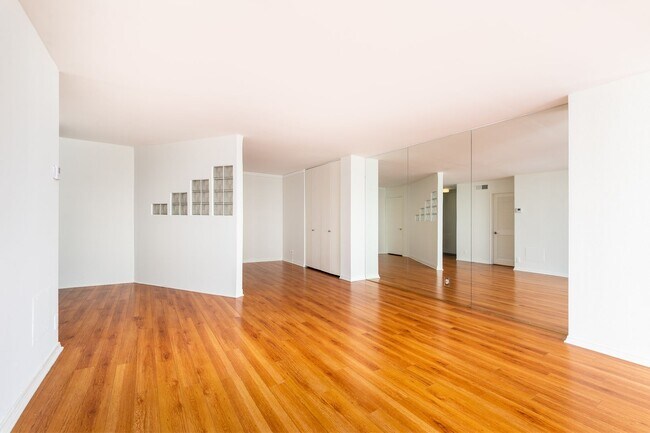 Building Photo - High Rise Condo 1bed 2 Full Bath