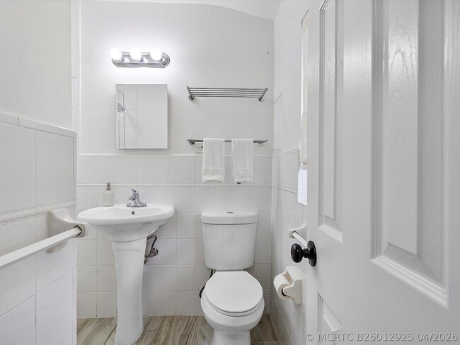 Building Photo - 411 Poinciana Dr