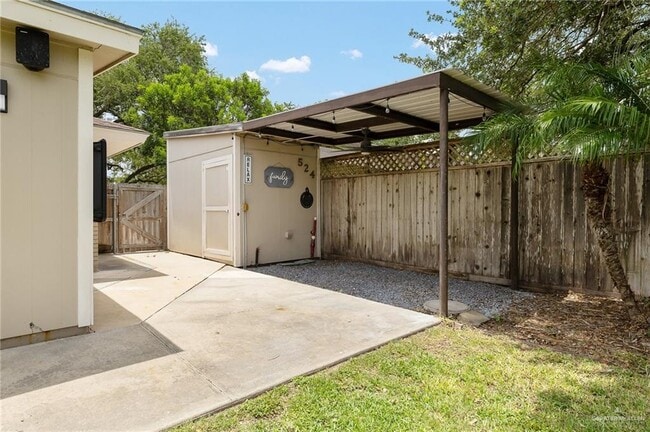 Building Photo - 15 Palm Valley Dr E