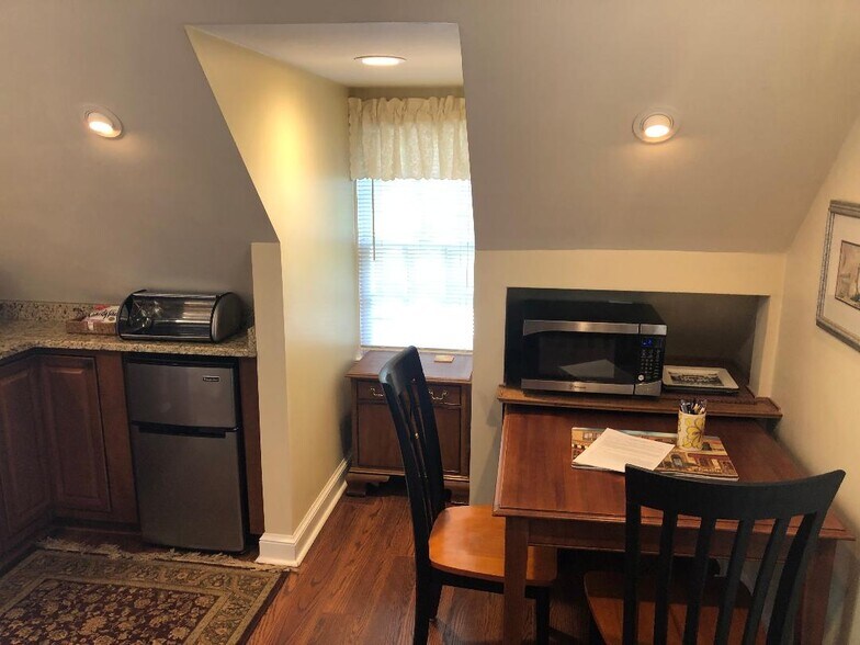 Desk/Table area foreground right. - 5804 Searl Ter