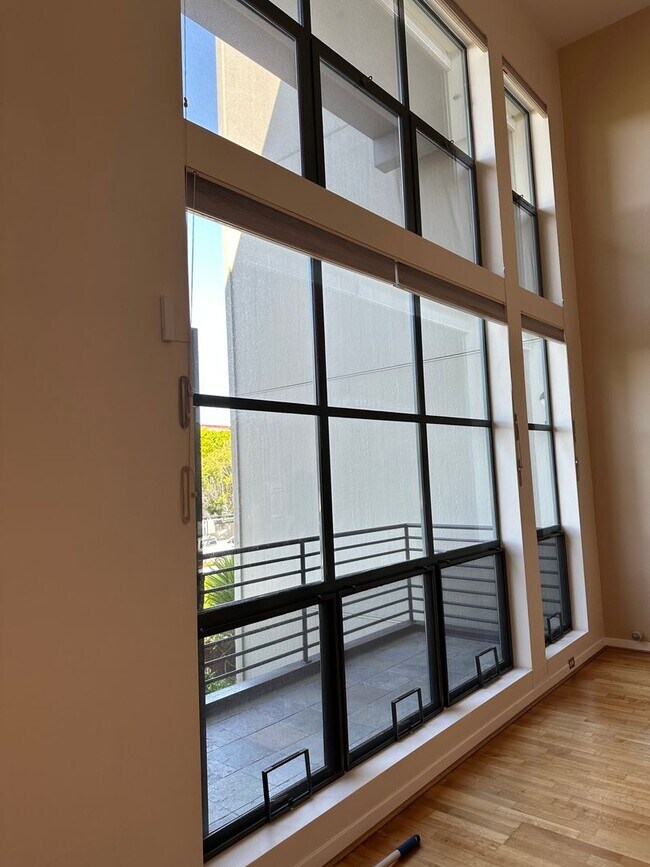 Building Photo - SPACIOUS 1-Bedroom 1.5 bath Live/Work loft...