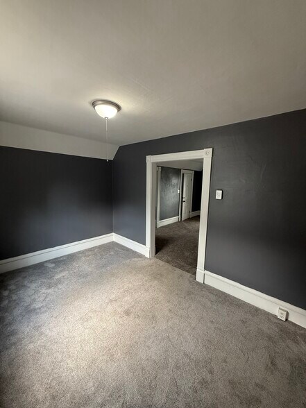 Building Photo - 447 Emerald Ave NE
