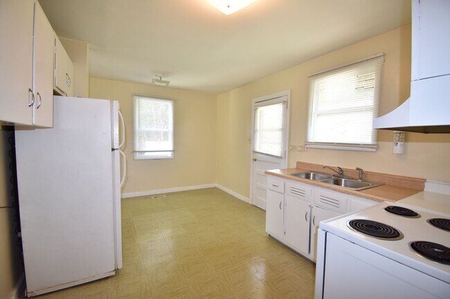 Building Photo - 486 McBain Dr