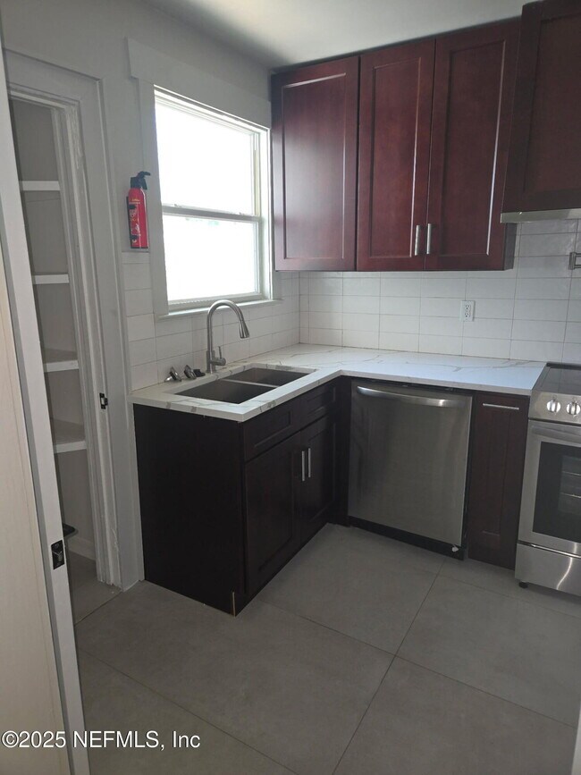 Building Photo - 537 W 17th St