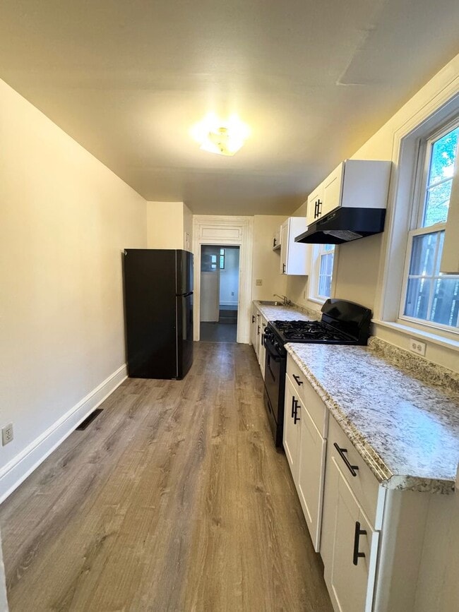 Building Photo - 3 Bedroom Semi-Detached Home