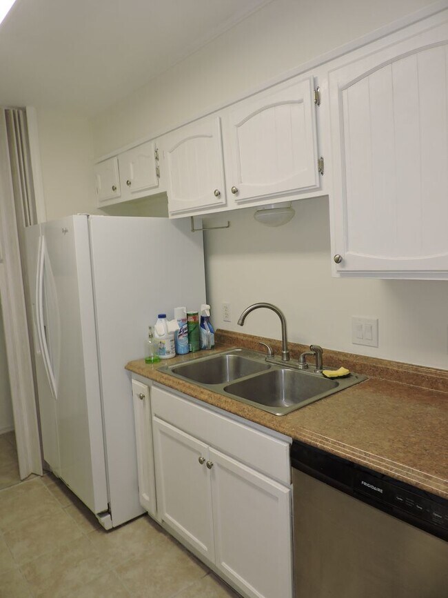 Building Photo - Easy access to interstate, shopping & down...