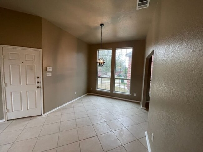 Building Photo - Beautiful One Story Home on a cul-de-sac near Lackland AFB