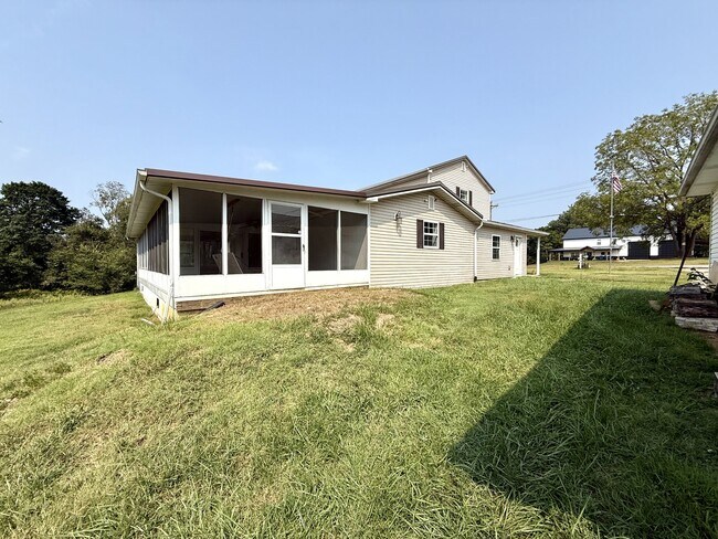 Building Photo - 690 Floyd Switch Estesburg Rd