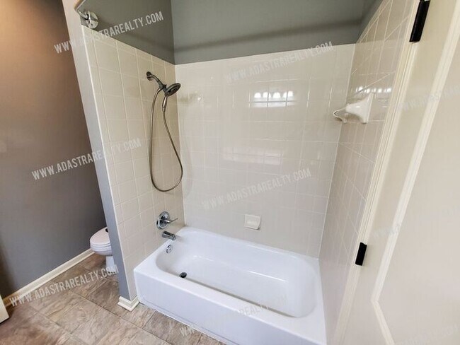 Building Photo - Beautiful and Spacious Olathe Townhome-Available in APRIL!!!