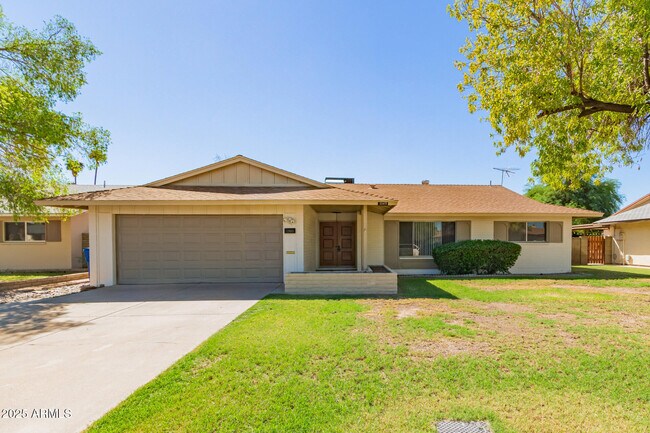 Primary Photo - 1049 E Carter Dr