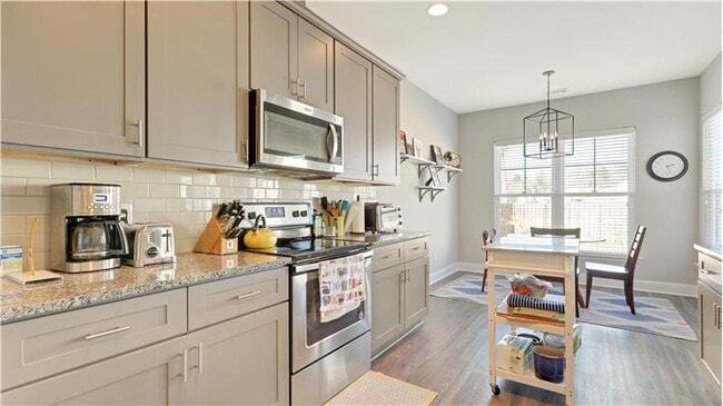 Building Photo - 170 Whitaker Way N