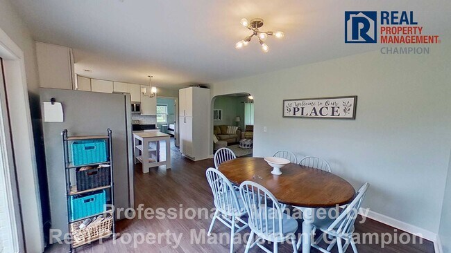 Building Photo - Furnished and Updated 4 BD/2.5 BA Home wit...