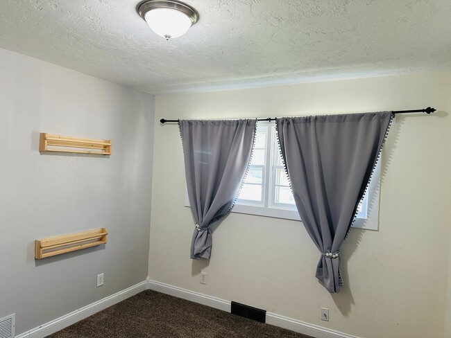 Building Photo - 4+ bedroom, 2 bath with Hot Tub, Fenced Yard and Garage
