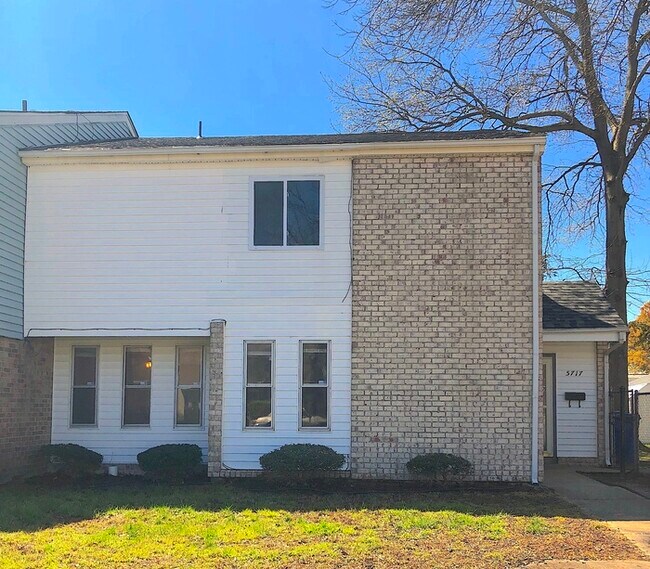 Primary Photo - GORGEOUS 4 BED/2.5 BATH! END UNIT TOWN HOM...